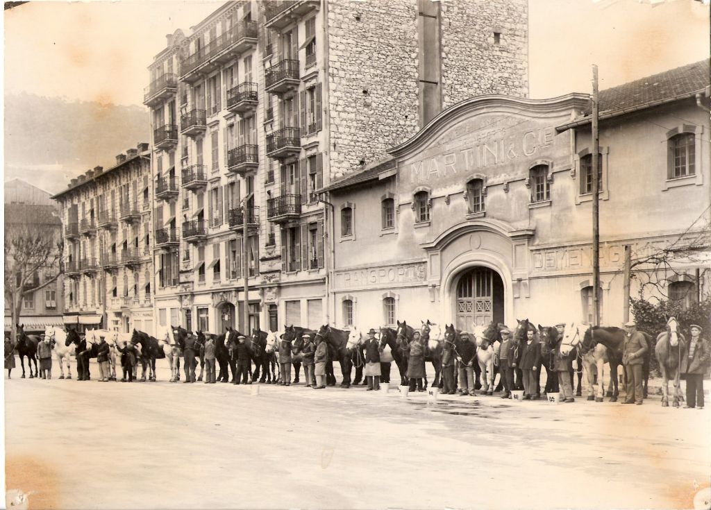 La cavalerie devant l'entrée place Blanchi