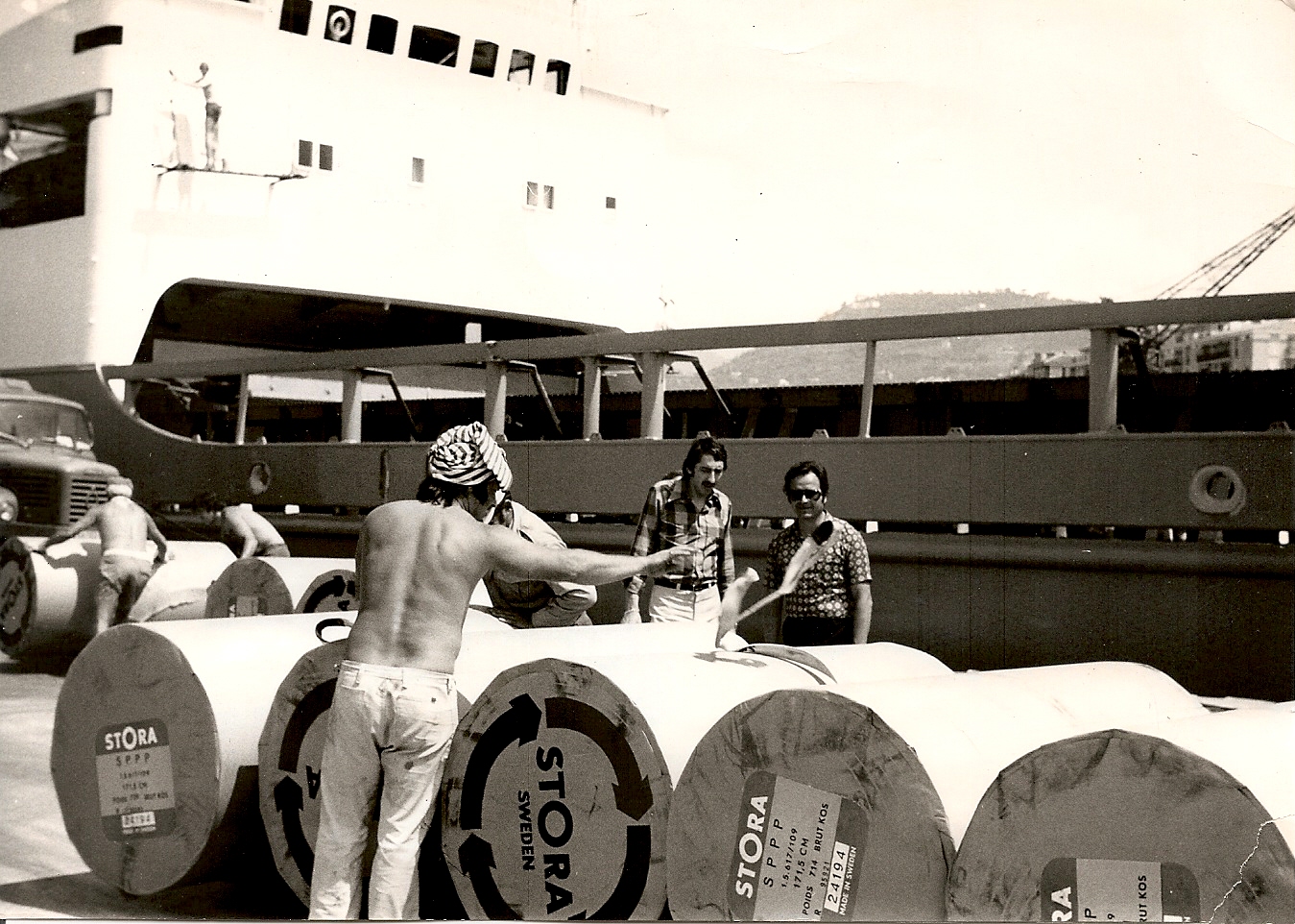 Edouard et Mr De Vargas (chef agence) au port de Nice en 06-1975. Débarquement bobine papier pour journal Nice-Matin