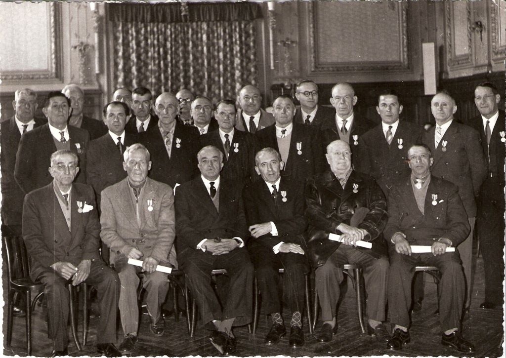 Médaille du travail à la gare Thiers (assis à l'extrème gauche Auguste Becchi, et au 2ième rang 3° en partant de la droite Tony Belgrand)